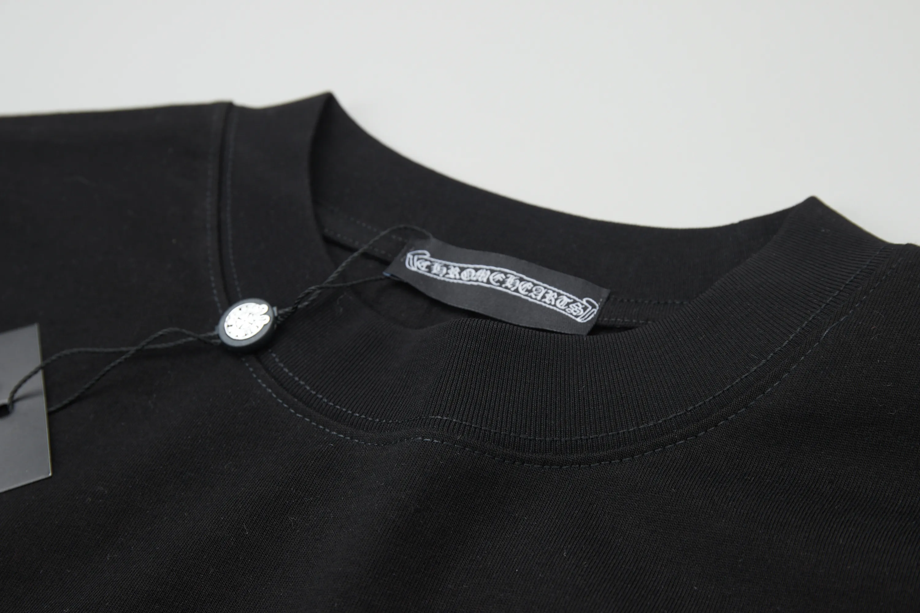 🅿️230 ✨CH✨🆕25SS Spring and Summer New Style Crow Heart✝Rack Logo Embroidered Short Sleeves Light luxury essential item for daily commuting for men and women Correct version Welcome to compare Detailed features · 260g 100% pure cotton double yarn jersey fabric · Custom dyed in the same cylinder, special thickened 32 count double-ply 1X1 thread · Double needle stitching and cross-stitching technology · Original main mark, washed tag, brand moisture-proof paper packaging Color: white/black/grey Size: S/M/L/XL